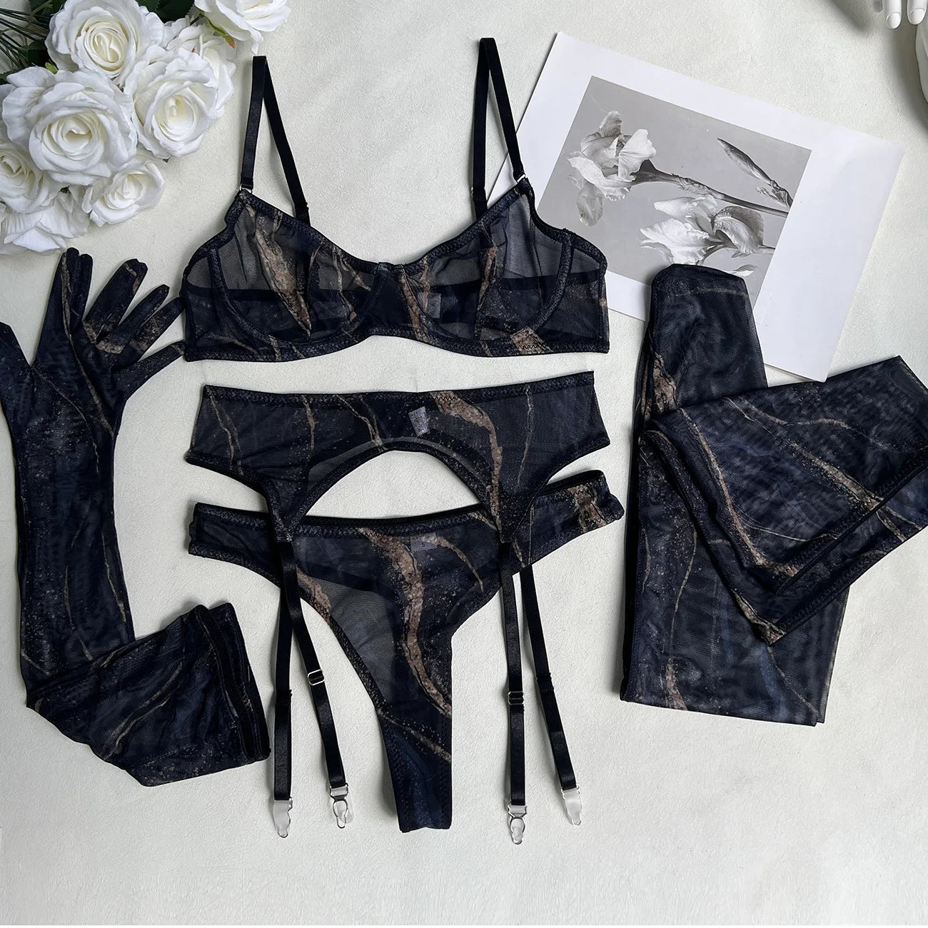 Lucifer On You - Ensemble Lara lingerie transparente porte jarretelle, gant et bas